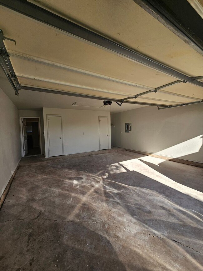 Building Photo - First Month Free!  Recently Remodeled!