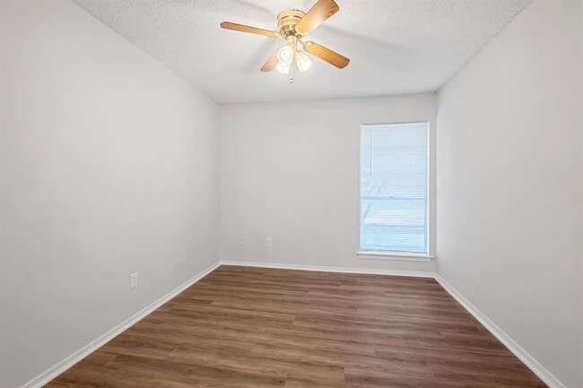 Building Photo - 6205 Shadow Valley Dr