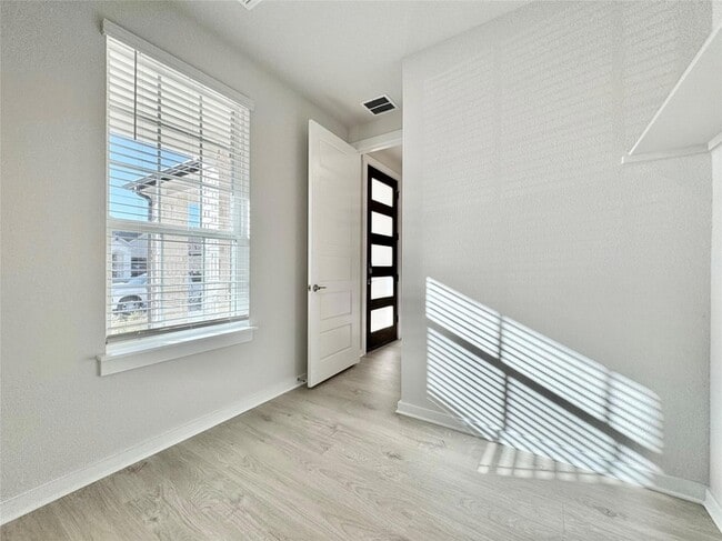 Building Photo - 404 Tinto St