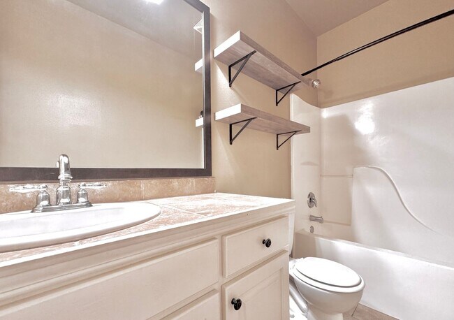 Building Photo - 3BR/2BA Home on Nicholson Lake Dr – Modern...