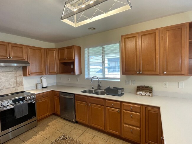 Building Photo - Top Floor Opukea Three Bedroom/Two Bathroom
