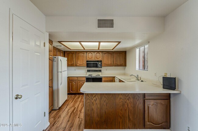 Building Photo - 4303 E Cactus Rd