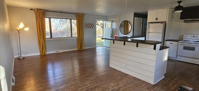 Building Photo - 10016 3rd Ave