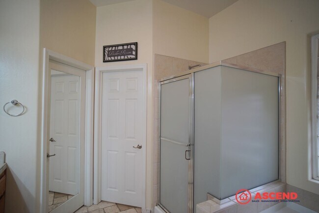 Building Photo - Beautiful Home in the Northwest!