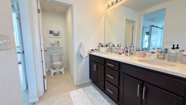 Building Photo - 965 N Waterloo Ct