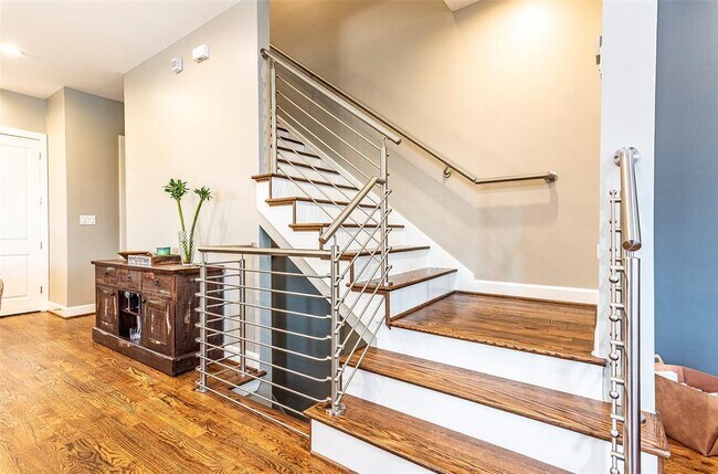 Building Photo - 2510 Chenevert St