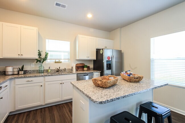 Building Photo - Bright Leland Home
