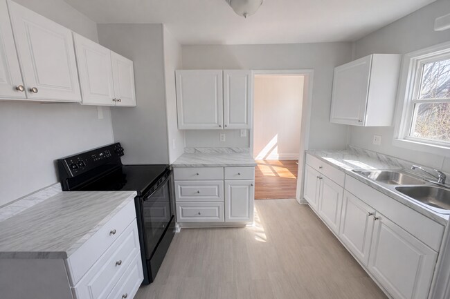 Building Photo - Cute Two Bedroom Home