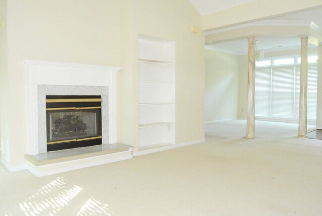 Building Photo - 2036 Hen House Dr