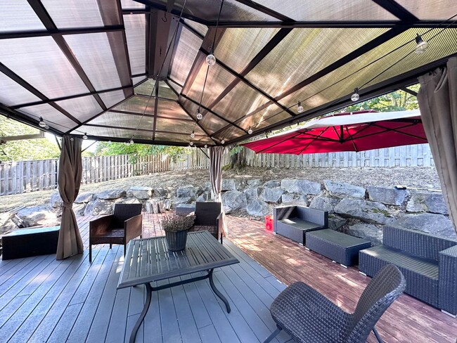 Building Photo - 3 Bed 2.5 Bath 3 Level Home w/ Furnished B...