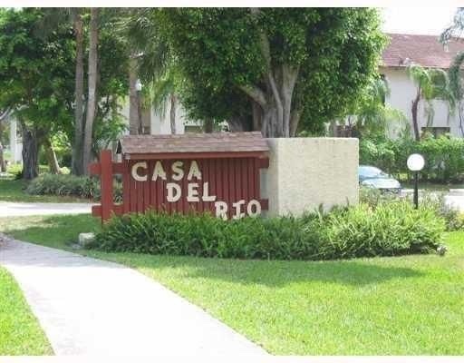 Closet off campus housing from FAU, less than 1/8 mile from campus - 480 NW 20th St