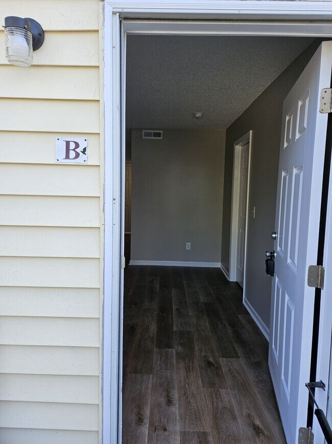 Building Photo - Three bedroom, 2 bath condo in High Point