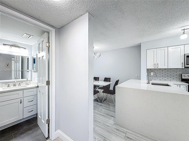 Building Photo - 2228 N Cypress Bend Dr
