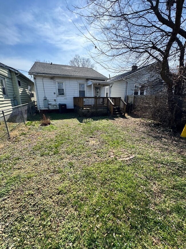 Building Photo - 2 bedroom house in Church Hill! Central air, yard, all electric and laundry!