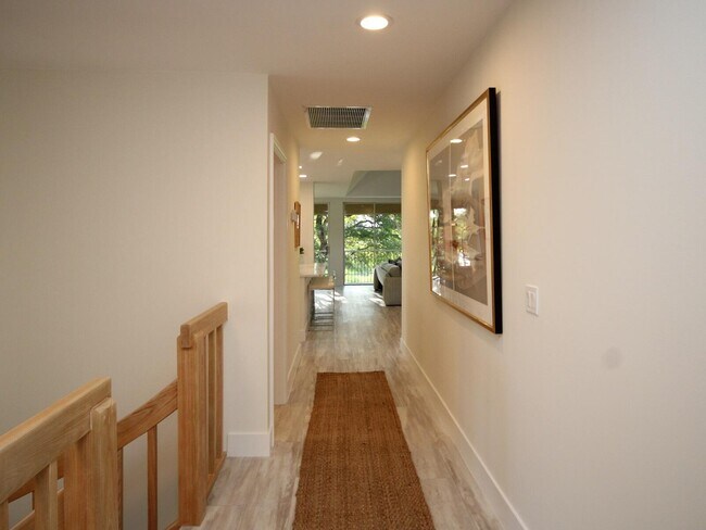 Building Photo - 11877 Pebblewood Dr