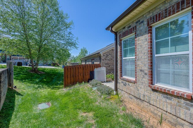 Building Photo - 3 Bedroom, 3 Bathroom Winston Salem Townhome