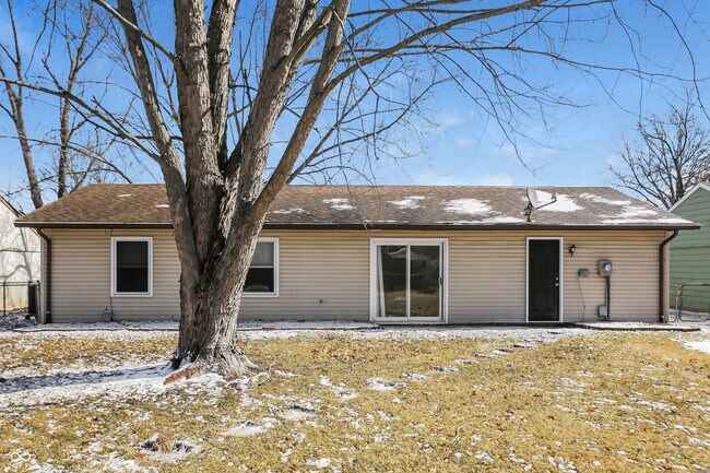 Building Photo - 728 Holiday Dr