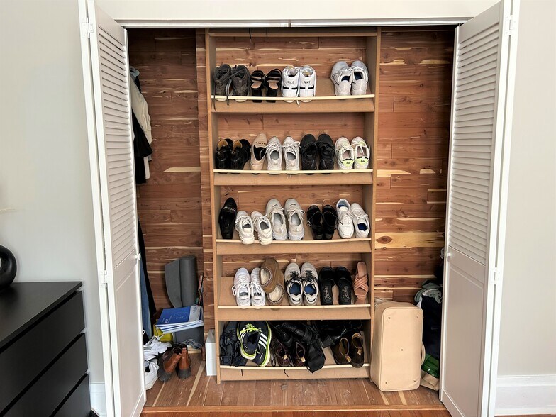 Large closet w/ built in shoe rack - 5975 Alder St