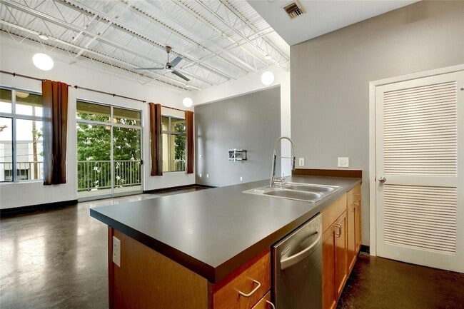 Building Photo - 2401 E 6th St