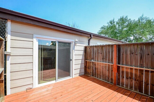 Building Photo - 8810 Ilona Ln