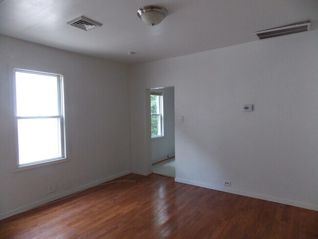 Building Photo - 417 E 31st St