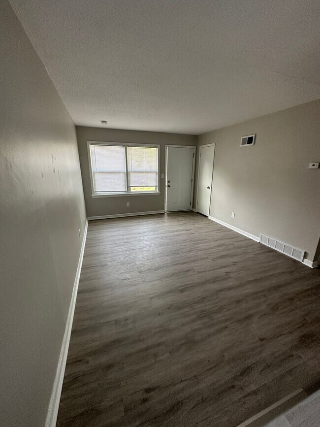 Building Photo - Cute 3 bedroom home move in ready