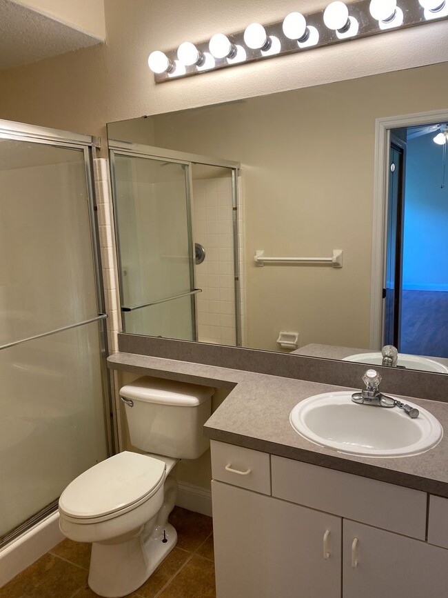 Building Photo - Adorable 3 bedroom / 2.5 bath town home wi...