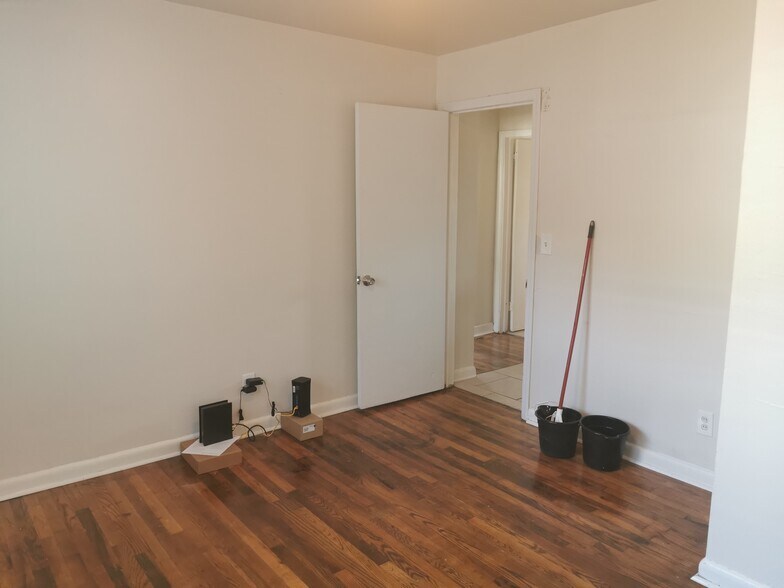 Building Photo - 2217 Custer St