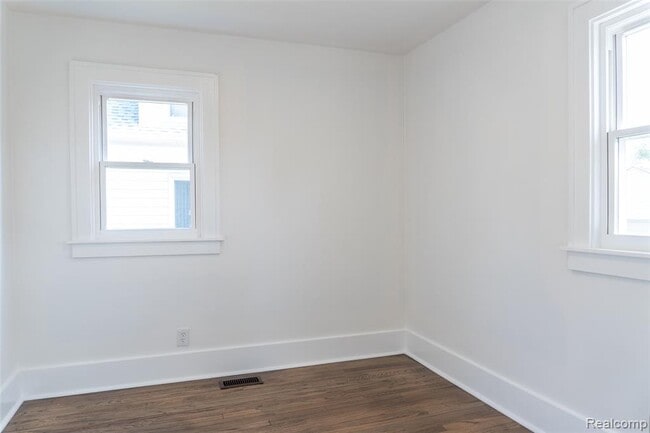 Building Photo - 21200 Collingham Ave