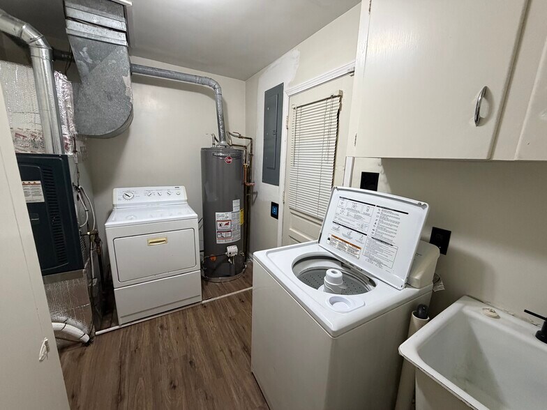 Building Photo - 161 Blades St