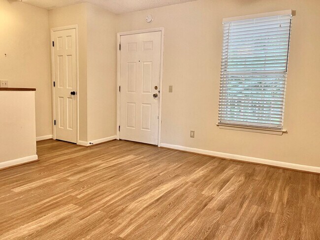 Building Photo - Lakewood Commons B202