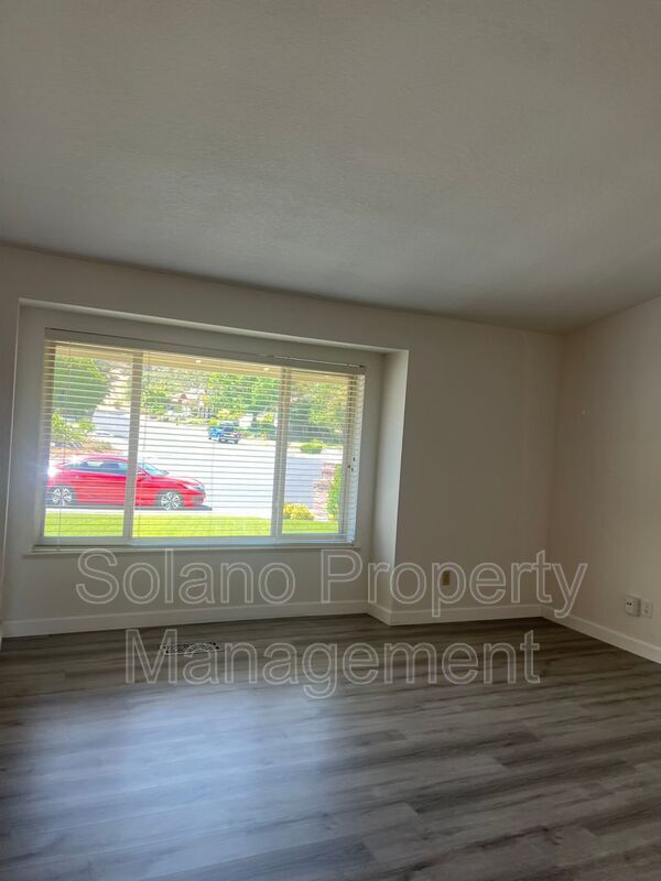 Building Photo - 142 Hillview Dr