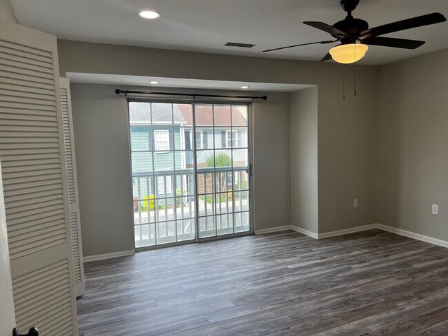 Building Photo - Totally Renovated and a Walk to the Beach!