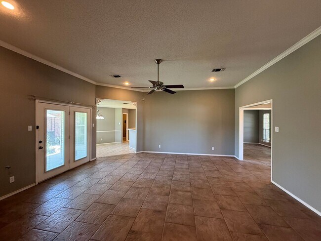 Building Photo - Gorgeous 3 bed/2bath home in Twin Oaks AVAILABLE NOW!