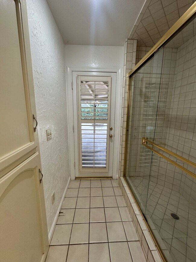 Building Photo - Entertainer delight rental home located in ''The Lakes'' subdivision coming soon!