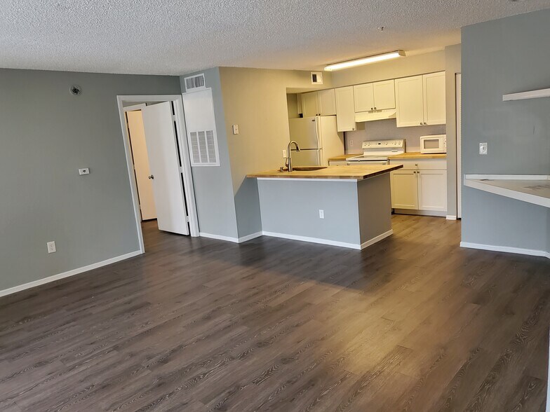 Building Photo - 4105 Tropical Isle Blvd