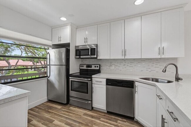 Building Photo - 8536 Casa del Lago