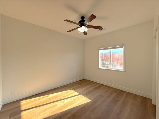 Building Photo - 3 Bed, 2 Bath, 2 Car garage Duplex Unit