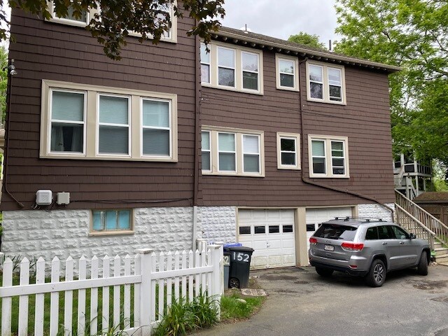 Building Photo - 152 Lake St