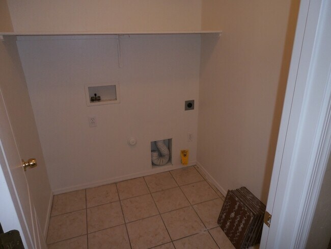 Building Photo - 4 Bedroom Vail Single story with 2 car garage
