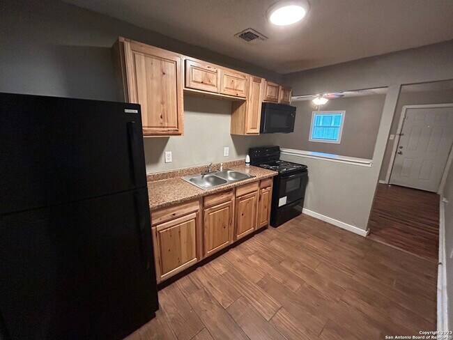 Building Photo - 1026 Edison Dr