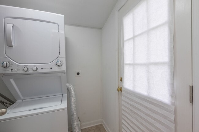 Building Photo - 9202 Douglas St