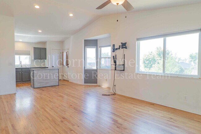 Building Photo - 743 Descendant Dr