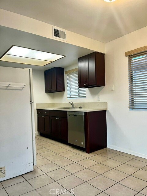 Building Photo - 2429 S Ridgewood Dr