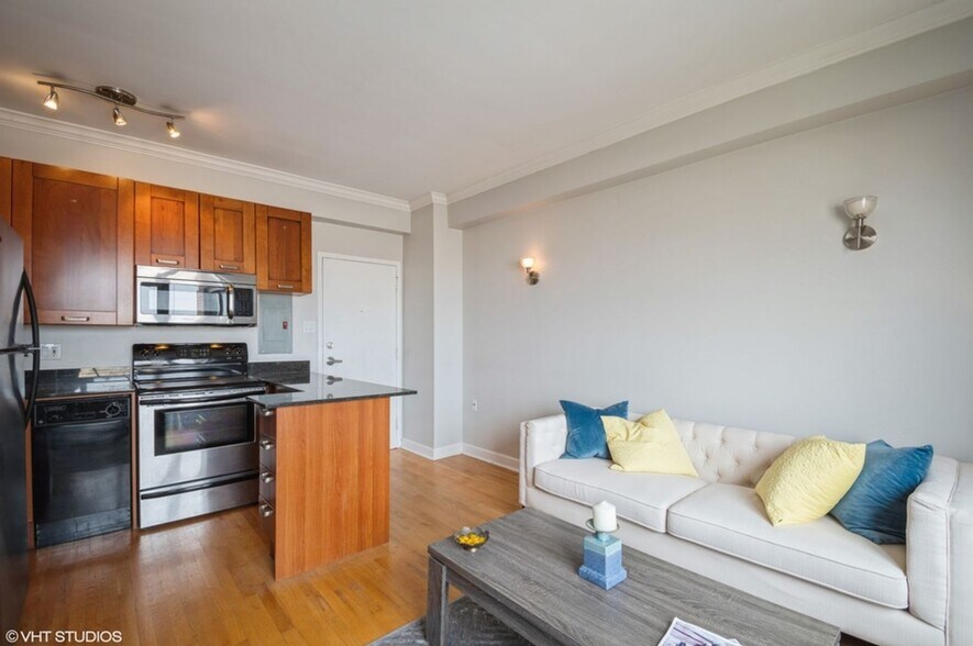 Building Photo - 734 W Bittersweet Pl