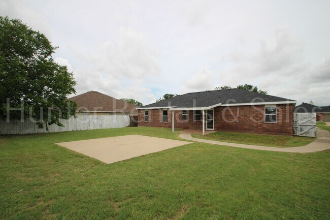Building Photo - Live Large in Killeen – 5 Bedrooms, Big Va...