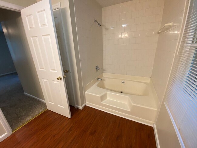 Building Photo - 3 Bedroom, 1 Bathroom House in Winston-Salem!