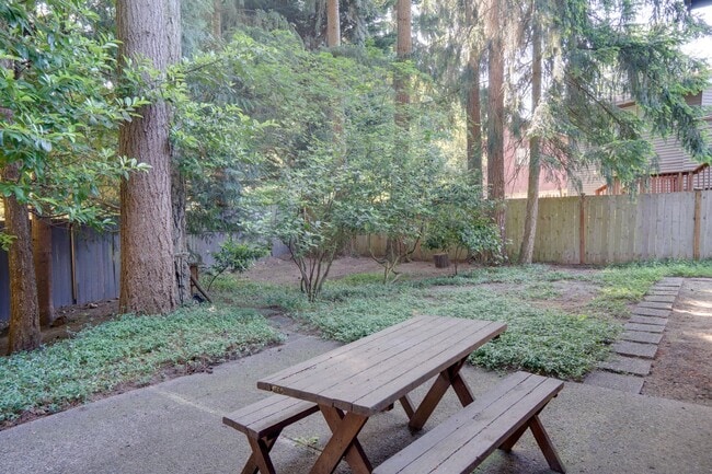 Building Photo - Remodeled Kent East Hill Split level