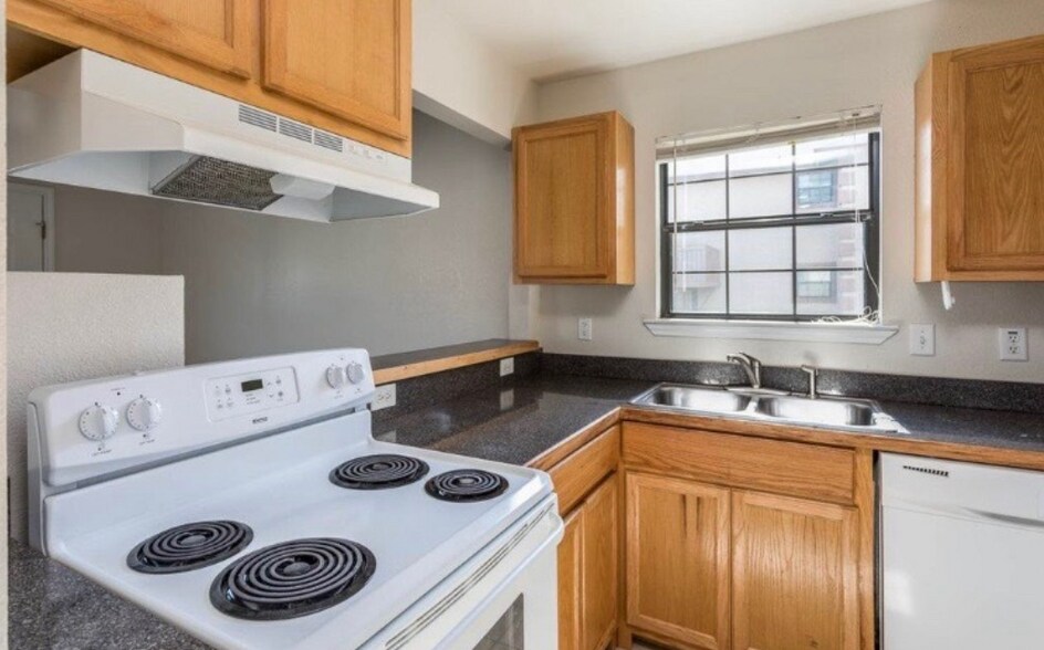 Building Photo - 120 Ramon Cardenas Dr