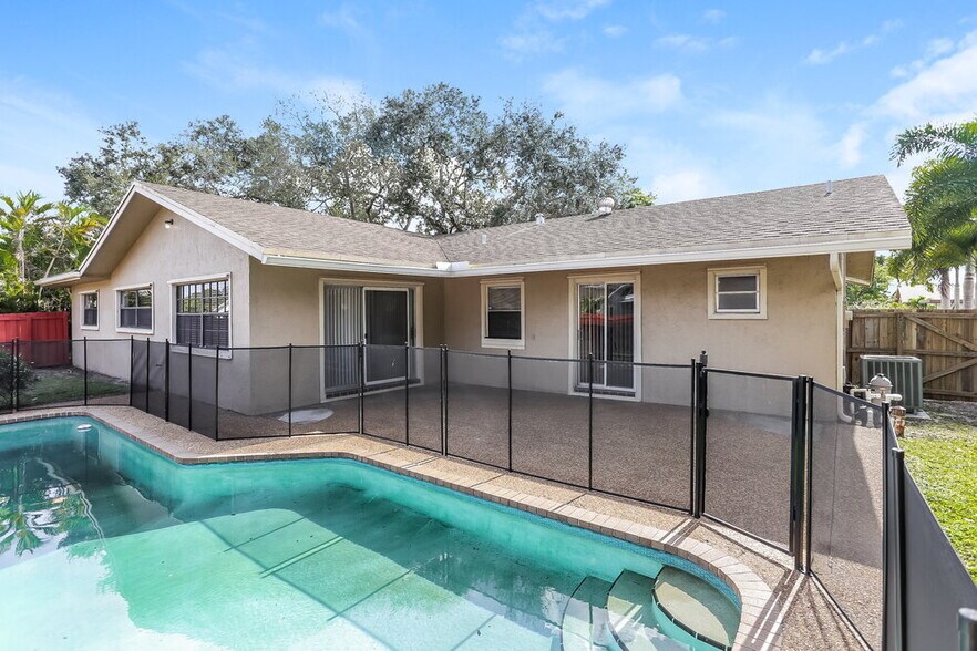 Building Photo - 6801 SW 43rd St